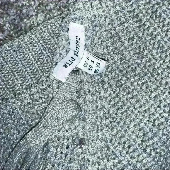 wild flower sweater Size Small Gray V Neck Ribbed Cubbed Comfy - Picture 6 of 7